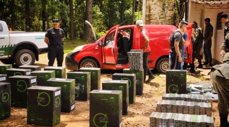 Policías secuestraron un vehículo robado cargado con 13 mil atados de cigarrillos de contrabando