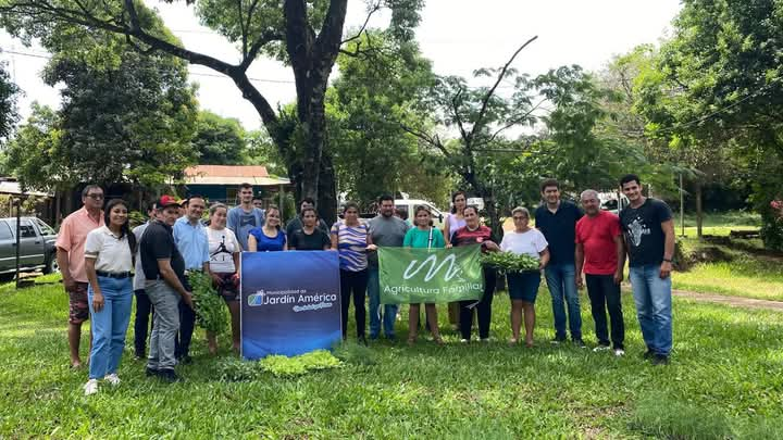 Se entregaron bandejas de plantines hortícolas a productores de Jardín América