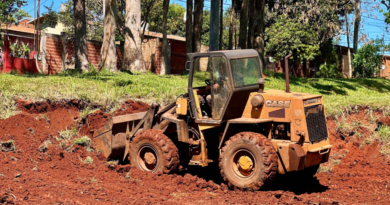 Avanza la construcción de una nueva cancha deportiva en el barrio Santa Rosa de Puerto Iguazú
